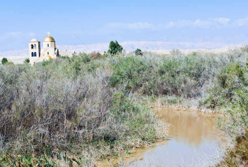 约旦河谷和圣翰教堂在受洗地点附近图片