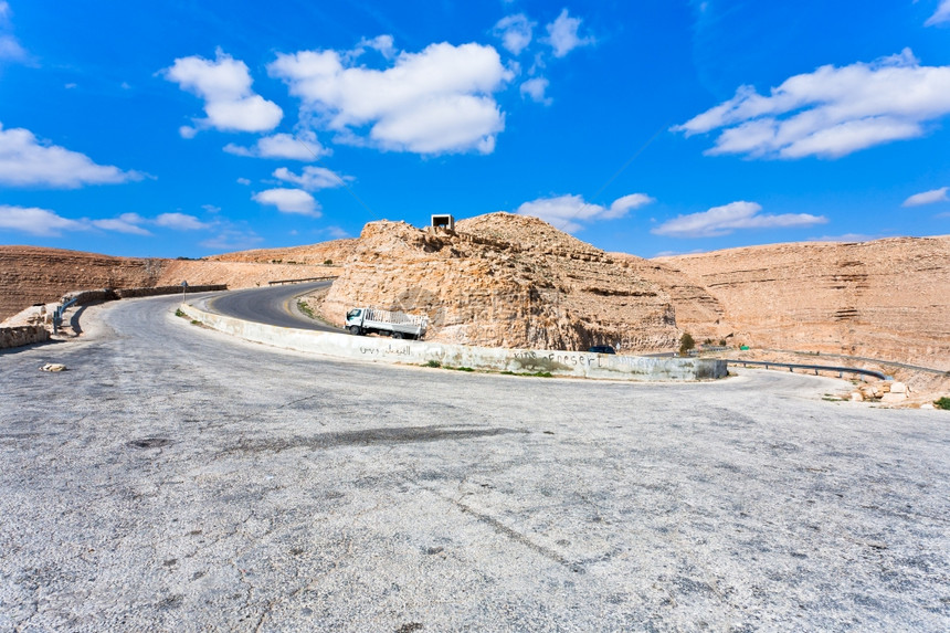 阳光明媚的约旦山口公路图片