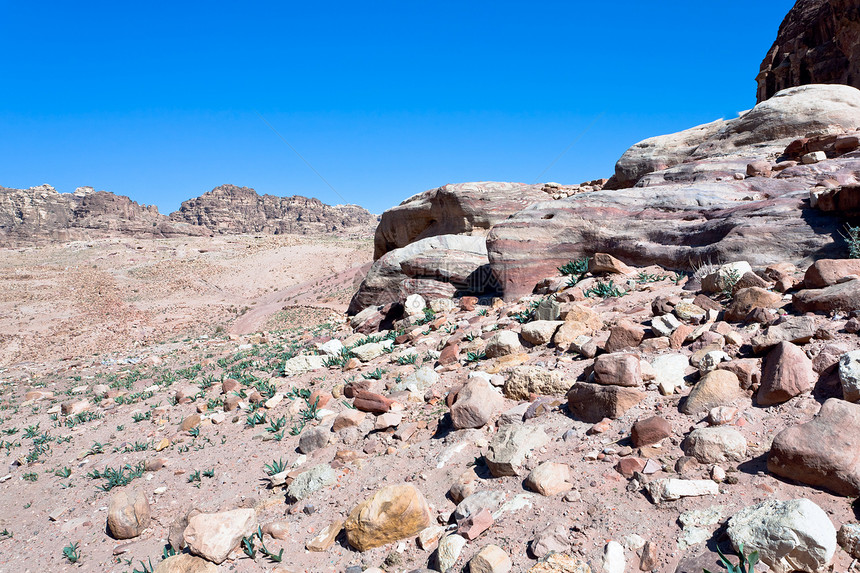 约旦佩特拉山谷的石头沙漠图片