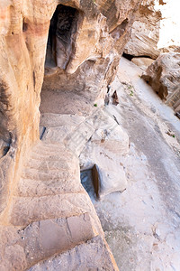 向约旦小佩特拉的古老生活室石阶梯图片