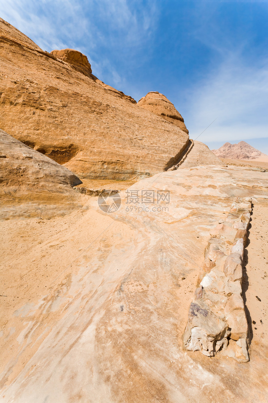 约旦WadiRum甜点的山石岩中排水道图片