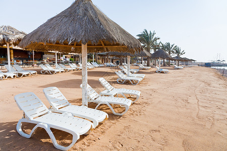约旦阿卡巴珊瑚湾塑料沙滩床背景图片