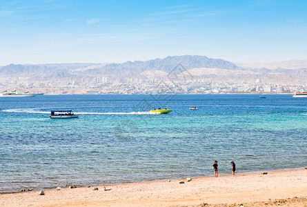 亚喀巴市海滩和约旦埃拉特镇景观高清图片
