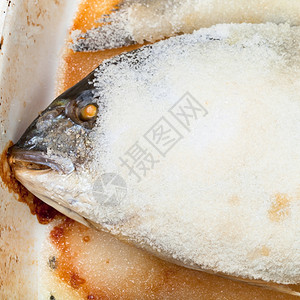 在盐中烘烤的杜拉达鱼图片