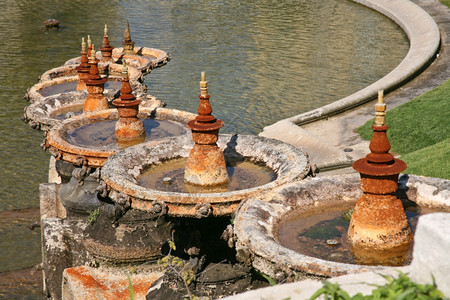 法国马赛Longchamp宫的生锈喷泉图片
