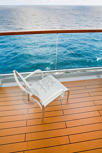 海上游轮阳台的纺织椅图片