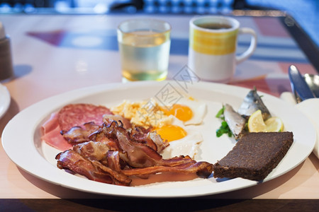 白色盘子满的英语早餐高清图片