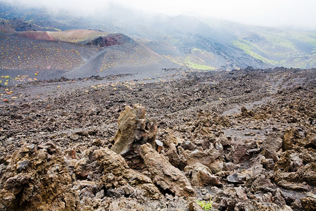 西里州埃特纳火山斜坡上岩图片