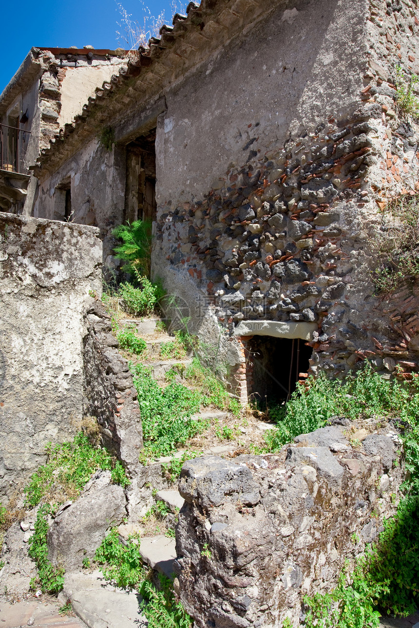 西里废弃的中世纪石块住房图片