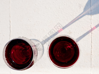 在户外两个红葡萄酒杯上方的视图背景图片