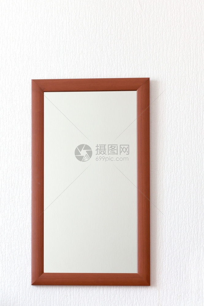 木制棕色边框中的简单壁镜子图片