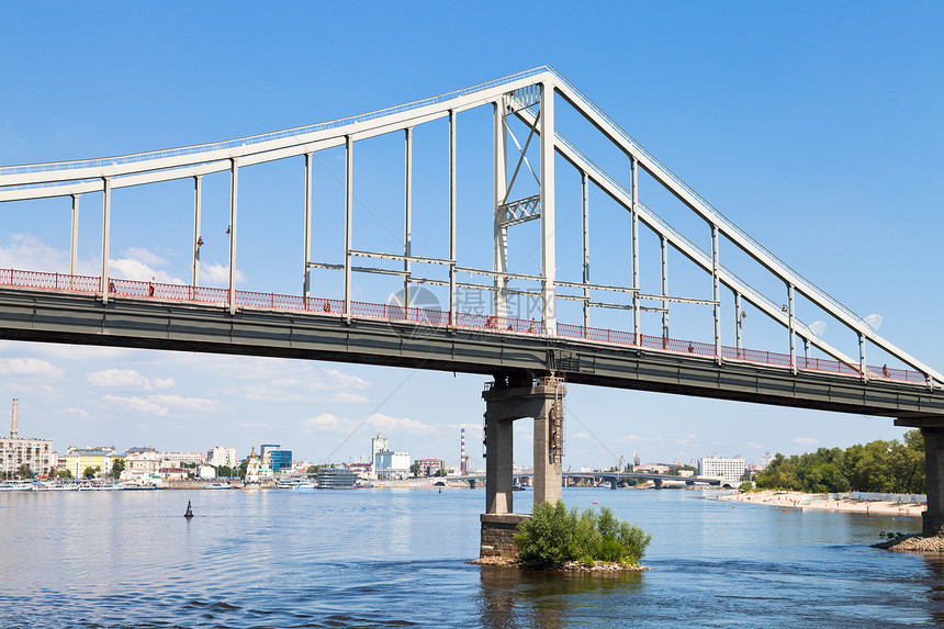 穿越乌克兰基辅Dnieper河的行人大桥图片