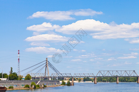 乌克兰基辅Dnieper河波迪尔斯基铁路桥下的云层背景图片