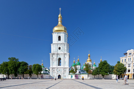 和圣索菲亚大教堂通过乌克兰基辅的索菲亚广场图片
