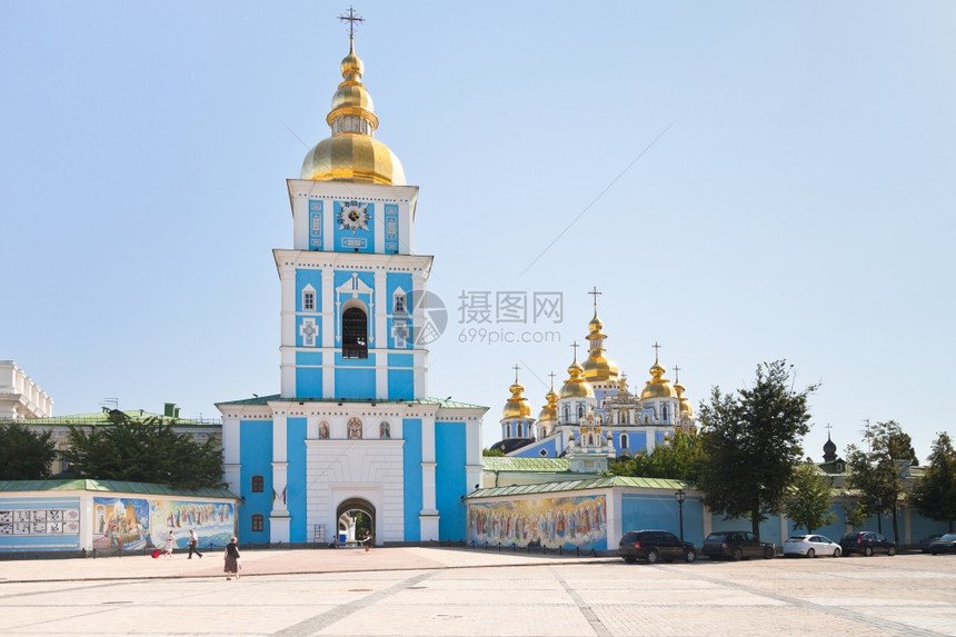 在乌克兰基辅圣迈尔广场前看到圣迈克尔的带有教堂和钟楼的圣迈克尔金门教堂和钟楼的金门修道院图片