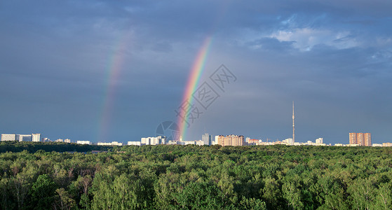 城市风景与公园下双彩虹图片