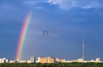 城市的风景下有彩虹蓝天图片