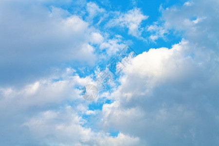 蓝色夏日天空中云的积图片