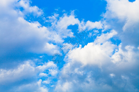 蓝色夏日天空中云的积图片