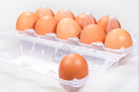 一个鸡蛋对几棕分开一鸡背景图片