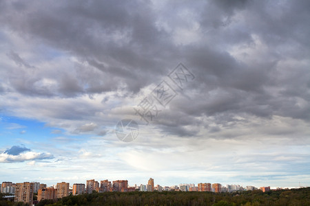 城市下午的灰色秋天云图片