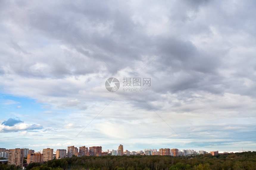 城市下午的灰色秋夜云图片