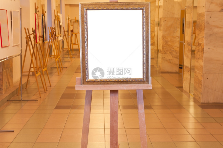 在艺术画廊的壁架上有白色切出的画布木相框图片