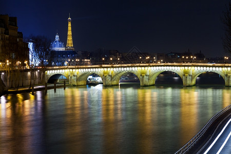 巴黎PontNeuf通过法国学院夜视图片