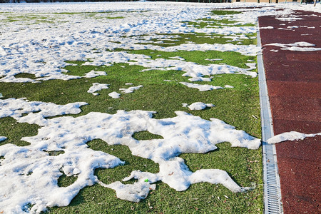 春季低户外足球场的雪地运动图片