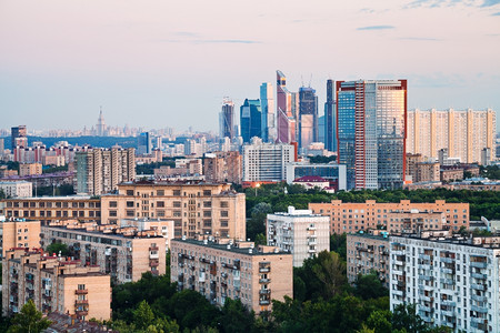 莫斯科市城全景与粉色日落图片