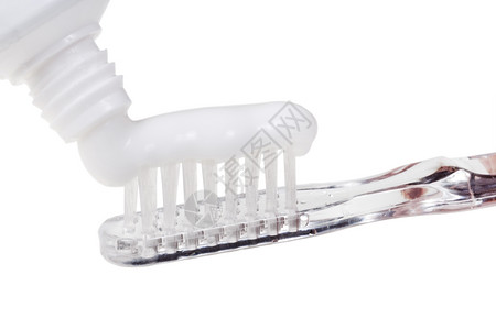 牙刷和从钢管中挤压的粘糊关闭在白色背景上隔离图片