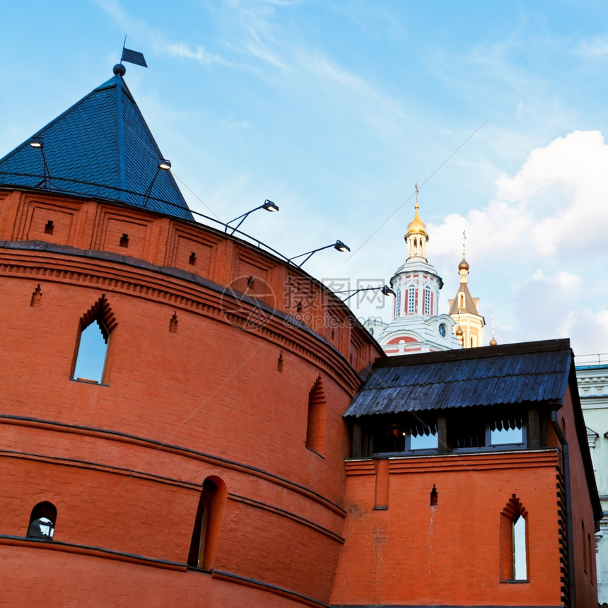 古老的基特戈罗德古老墙和莫斯科Zaikonospassky修道院塔图片