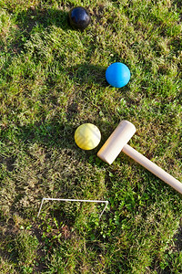 夏季在绿草坪上玩花环游戏的球顶和棒图片