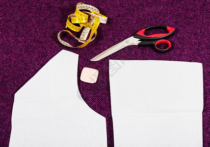 裁剪桌上羊毛服装裁缝工具和模式剪图片