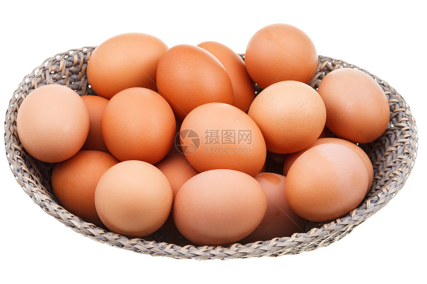 鸡蛋中许多新鲜在维特篮子中孤立在白色背景上图片