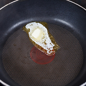 小片奶油热煎锅上融化图片