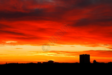 城市房屋上空的阴暗红黄日出天空图片