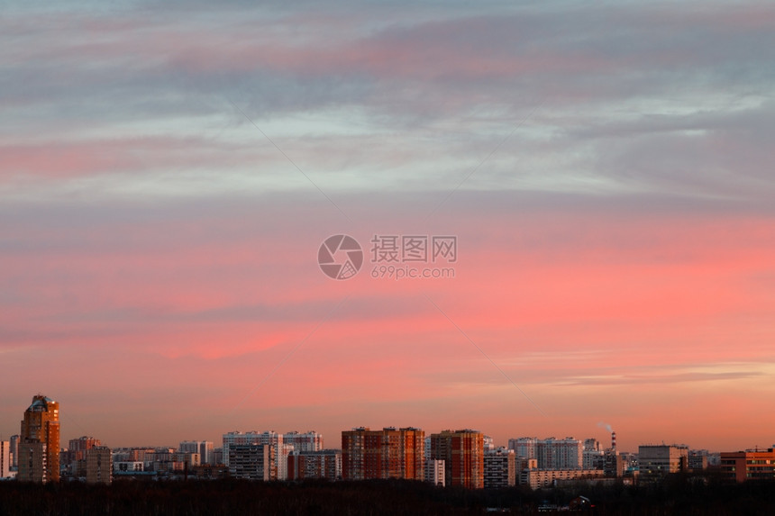 城市街道上的清晨日出天空呈现出精致的粉色和蓝色图片