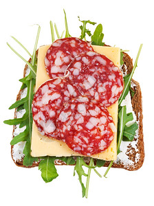 棕色面包腊肠奶酪和白色背景的新鲜鲁科拉图片