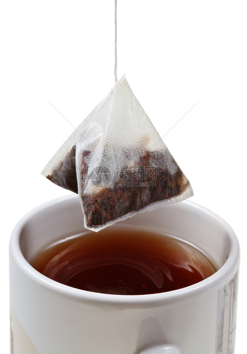 用茶袋在杯子里泡关上孤立的白色背景图片