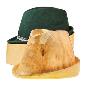 林登木帽和绿色的黄茶类人感到帽子被白色背景孤立图片