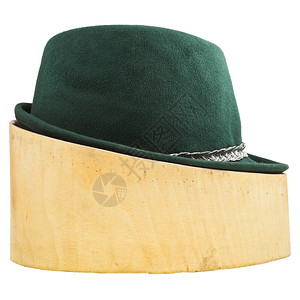 白色背景孤立的林顿木帽块上绿色的花帽侧面白色背景高清图片