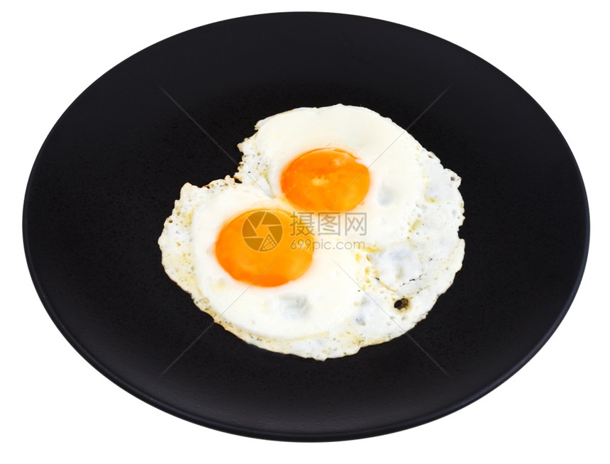 空白背景黑瓷盘上的两个炸鸡蛋图片