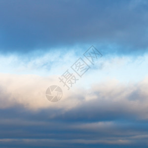 蓝色下午天空中的灰色冬云层图片