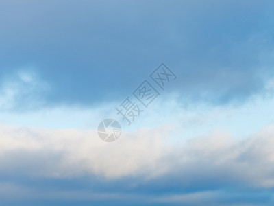 云层的蓝色下午天空中灰色的冬云图片