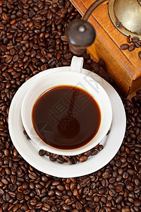 端观咖啡和烤豆配有木制硬磨机图片