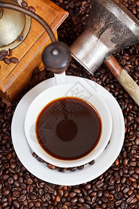 端观咖啡和烤豆配有倒形木手制研磨机咖啡壶图片
