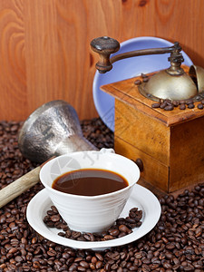 咖啡和烤豆加旧式手工磨粉咖啡壶图片