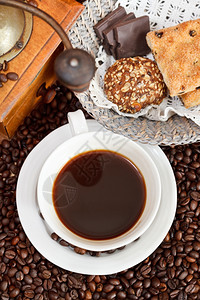 端观咖啡和烤豆配有复式木制手工磨粉饼干图片