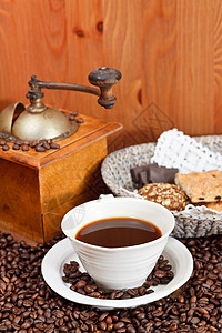 咖啡和烤豆配有木制手工磨粉饼干图片